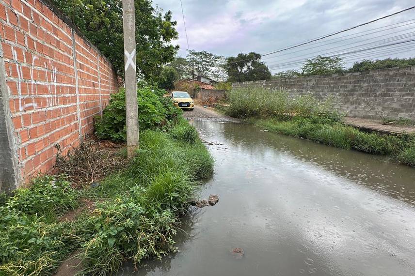Moradores denunciam abandono e caminhão do lixo atola na zona Norte de Teresina Moradores denunciam abandono e caminhão do lixo atola na zona Norte de Teresina