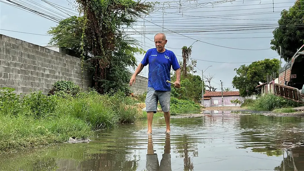 Moradores denunciam abandono e caminhão do lixo atola na zona Norte de Teresina
