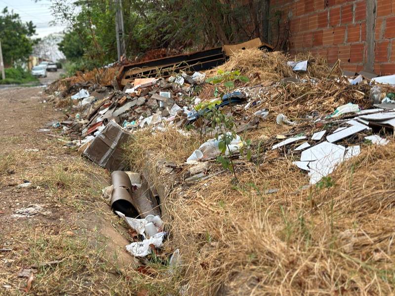 Moradores denunciam abandono e caminhão do lixo atola na zona Norte de Teresina