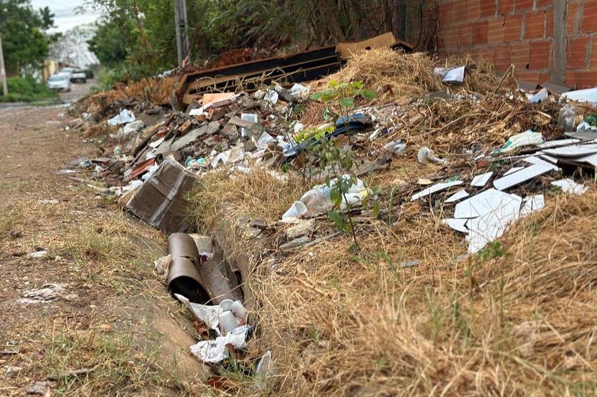 Moradores denunciam abandono e caminhão do lixo atola na zona Norte de Teresina Moradores denunciam abandono e caminhão do lixo atola na zona Norte de Teresina