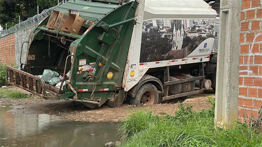 Moradores denunciam abandono e caminhão do lixo atola na zona Norte de Teresina