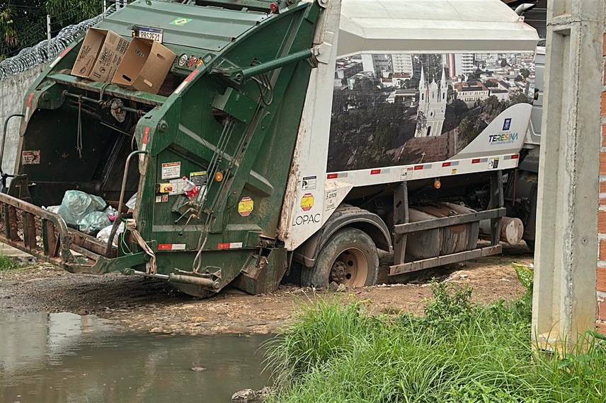 Moradores denunciam abandono e caminhão do lixo atola na zona Norte de Teresina Moradores denunciam abandono e caminhão do lixo atola na zona Norte de Teresina