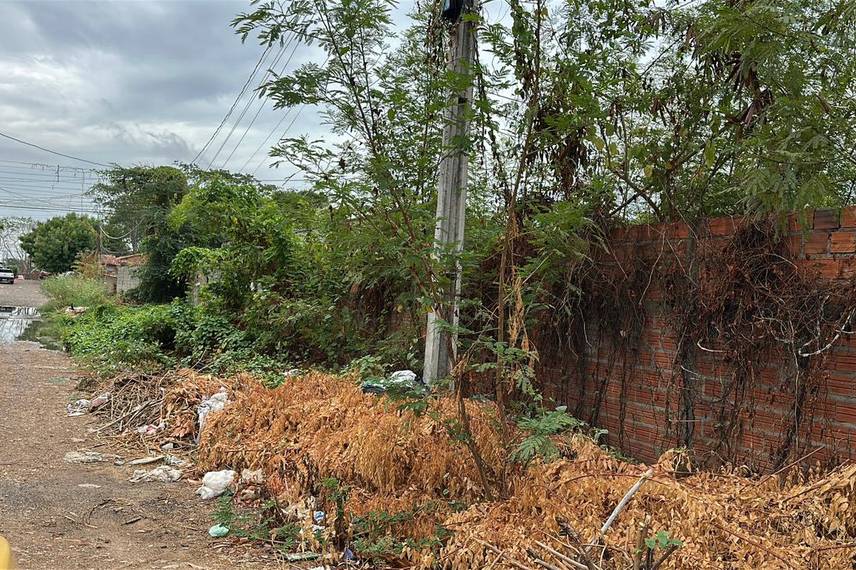 Moradores denunciam abandono e caminhão do lixo atola na zona Norte de Teresina Moradores denunciam abandono e caminhão do lixo atola na zona Norte de Teresina