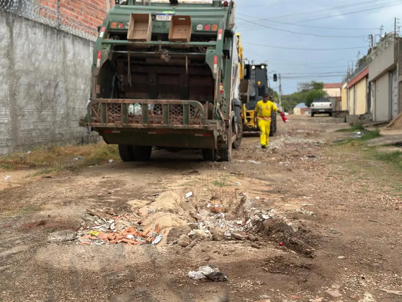 Moradores denunciam abandono e caminhão do lixo atola na zona Norte de Teresina