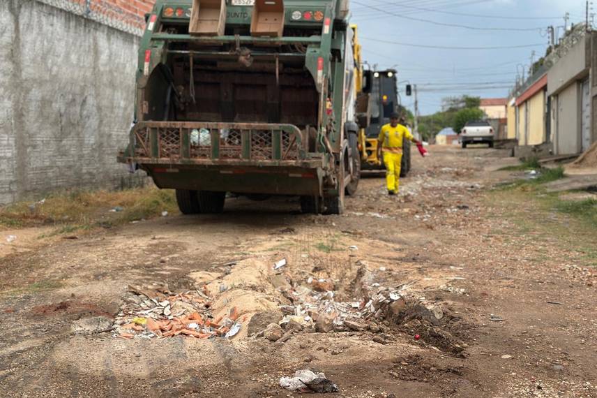 Moradores denunciam abandono e caminhão do lixo atola na zona Norte de Teresina Moradores denunciam abandono e caminhão do lixo atola na zona Norte de Teresina