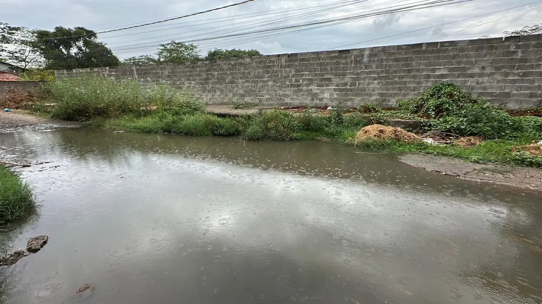Moradores denunciam abandono e caminhão do lixo atola na zona Norte de Teresina