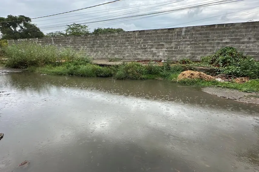 Moradores denunciam abandono e caminhão do lixo atola na zona Norte de Teresina