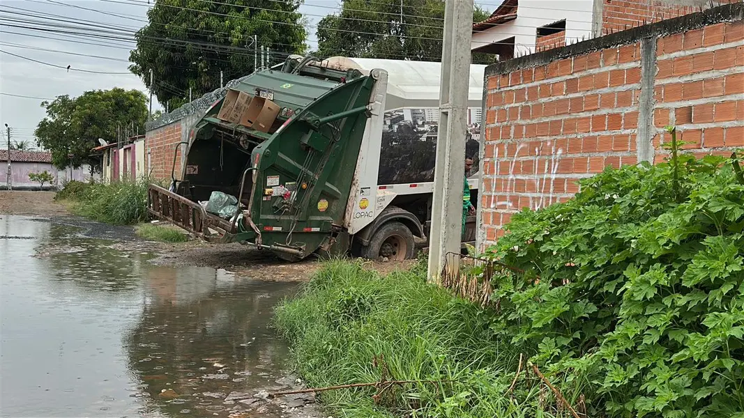 Moradores denunciam abandono e caminhão do lixo atola na zona Norte de Teresina