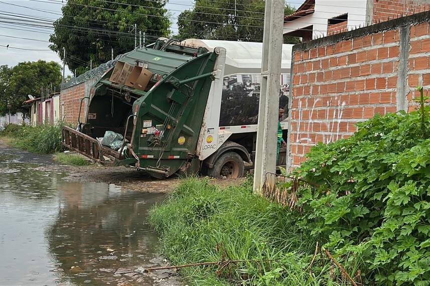 Moradores denunciam abandono e caminhão do lixo atola na zona Norte de Teresina Moradores denunciam abandono e caminhão do lixo atola na zona Norte de Teresina