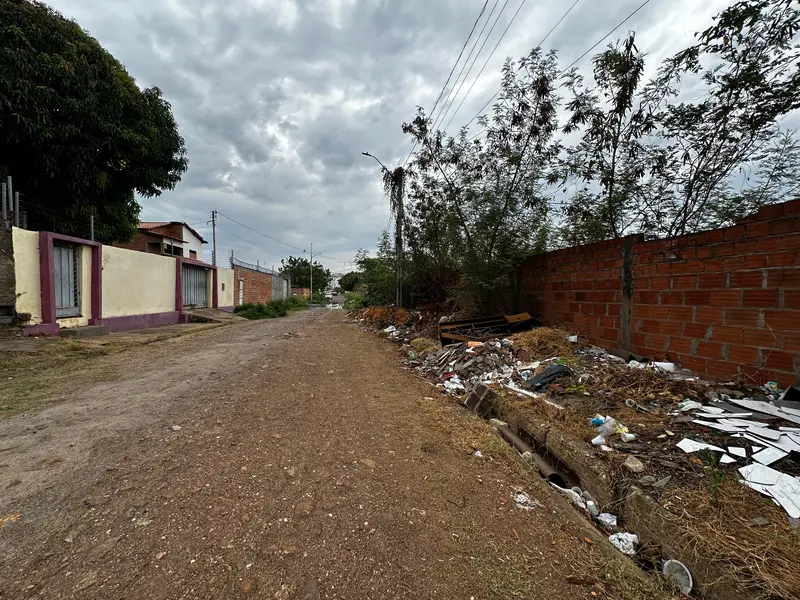 Moradores denunciam abandono e caminhão do lixo atola na zona Norte de Teresina