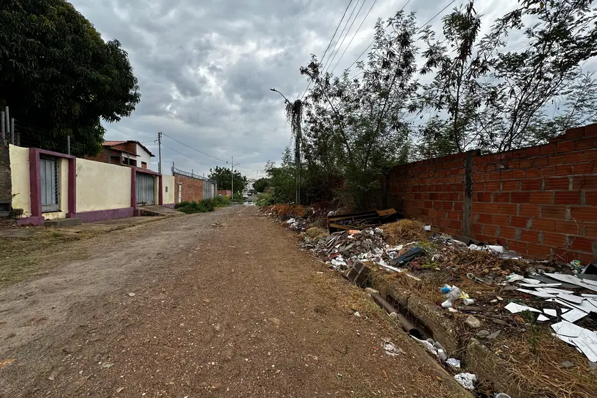 Moradores denunciam abandono e caminhão do lixo atola na zona Norte de Teresina