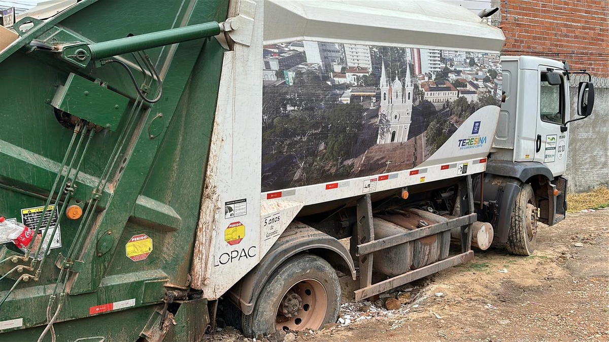 Moradores denunciam abandono e caminhão do lixo atola na zona Norte de Teresina