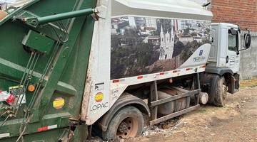 Moradores denunciam abandono e caminhão do lixo atola na zona Norte de Teresina (Foto: Conecta Piauí)