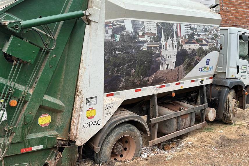 Moradores denunciam abandono e caminhão do lixo atola na zona Norte de Teresina Moradores denunciam abandono e caminhão do lixo atola na zona Norte de Teresina