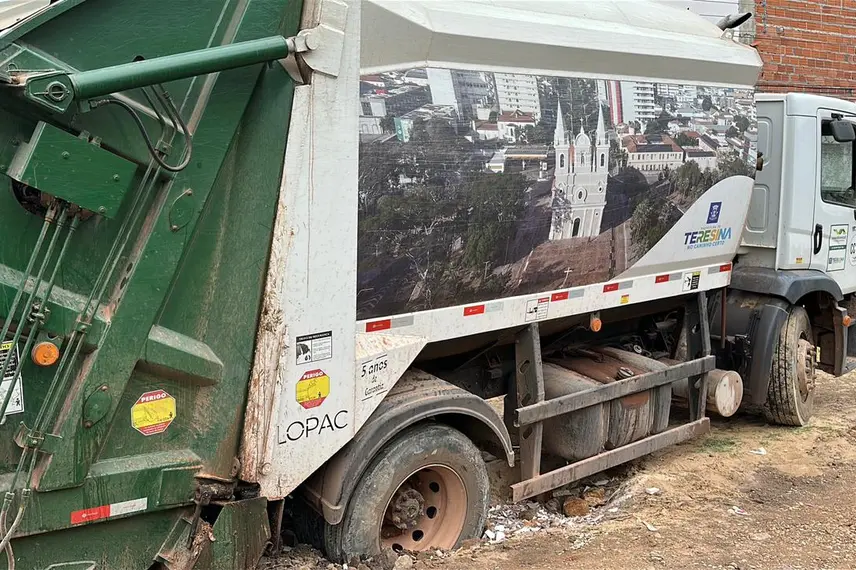 Moradores denunciam abandono e caminhão do lixo atola na zona Norte de Teresina