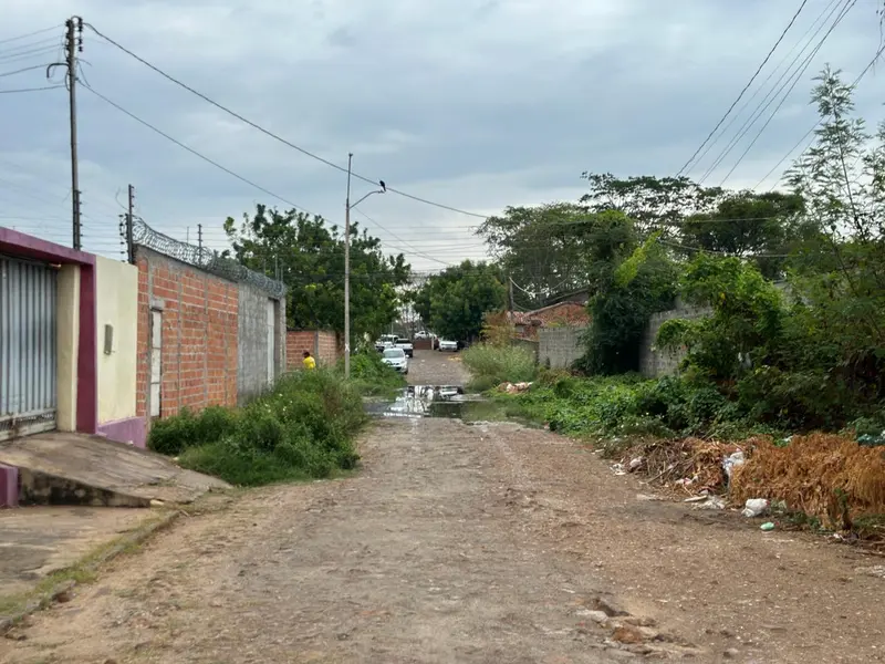 Moradores denunciam abandono e caminhão do lixo atola na zona Norte de Teresina