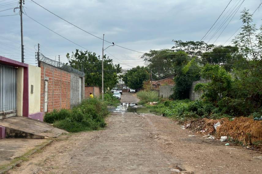 Moradores denunciam abandono e caminhão do lixo atola na zona Norte de Teresina Moradores denunciam abandono e caminhão do lixo atola na zona Norte de Teresina