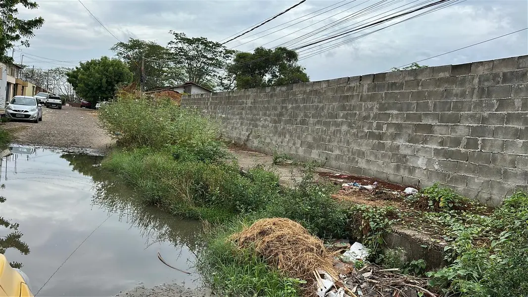 Moradores denunciam abandono e caminhão do lixo atola na zona Norte de Teresina