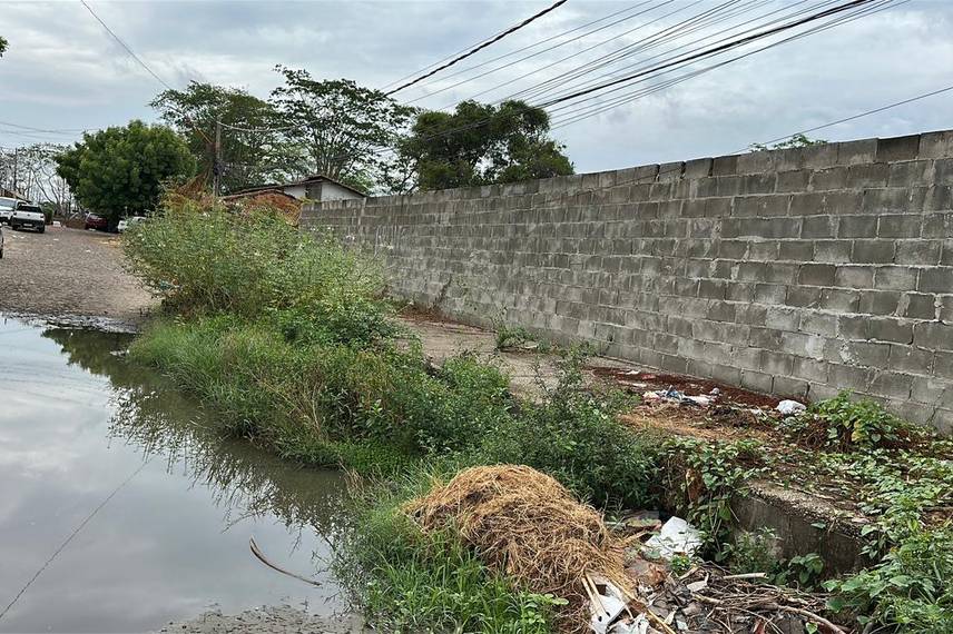 Moradores denunciam abandono e caminhão do lixo atola na zona Norte de Teresina Moradores denunciam abandono e caminhão do lixo atola na zona Norte de Teresina
