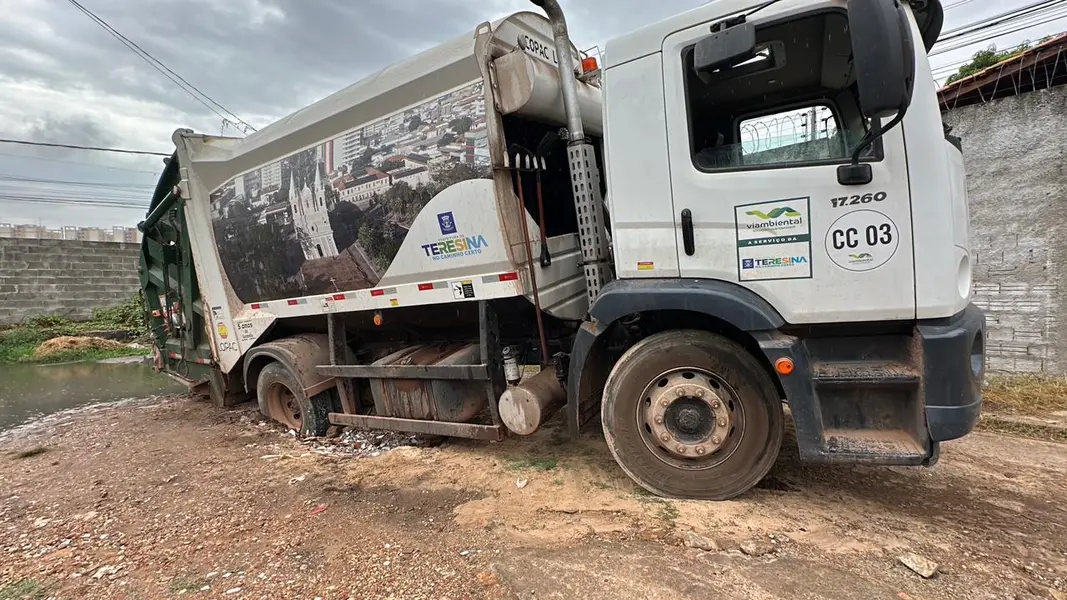 Moradores denunciam abandono e caminhão do lixo atola na zona Norte de Teresina