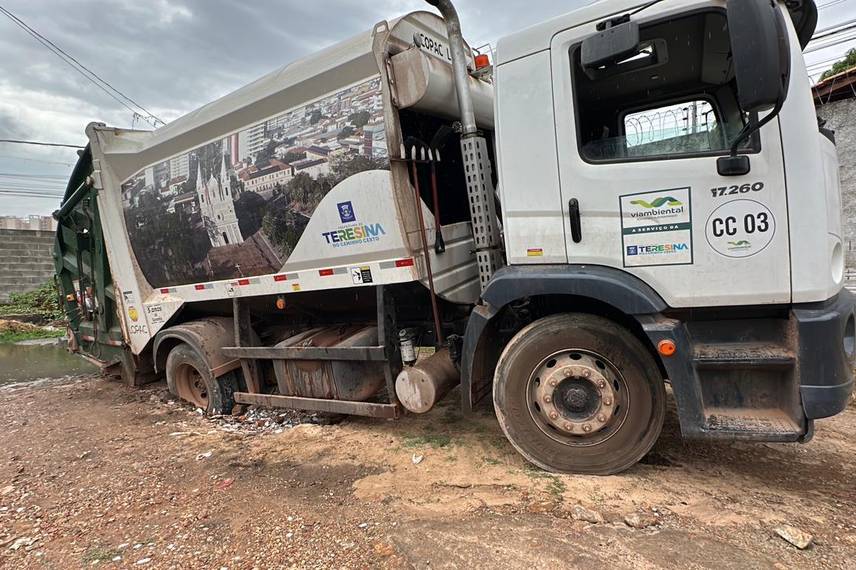 Moradores denunciam abandono e caminhão do lixo atola na zona Norte de Teresina Moradores denunciam abandono e caminhão do lixo atola na zona Norte de Teresina