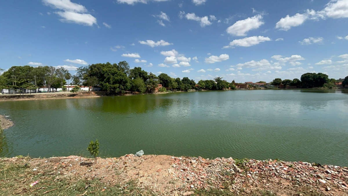 Moradores denunciam mau cheiro e lixo em lagoa da Nova Brasília, em Teresina
