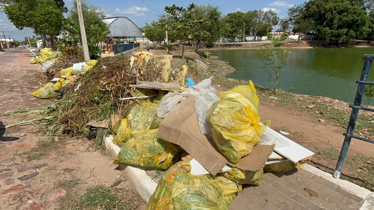 Moradores denunciam mau cheiro e lixo em lagoa da Nova Brasília, em Teresina