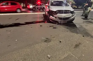 Mulher bate carro em poste na zona Leste de Teresina; criança fica ferida (Foto: Reprodução)