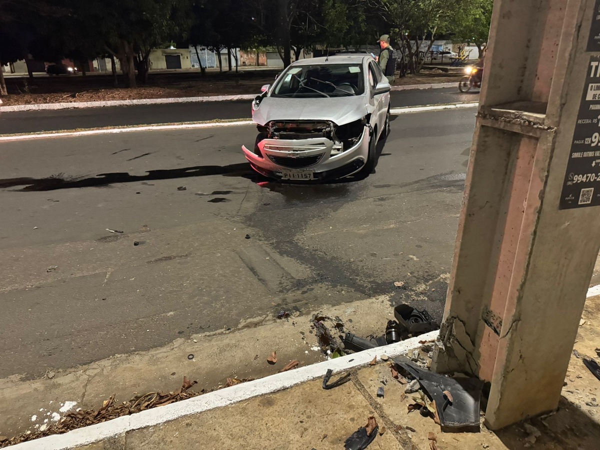 Mulher bate carro em poste na zona Leste de Teresina; criança fica ferida