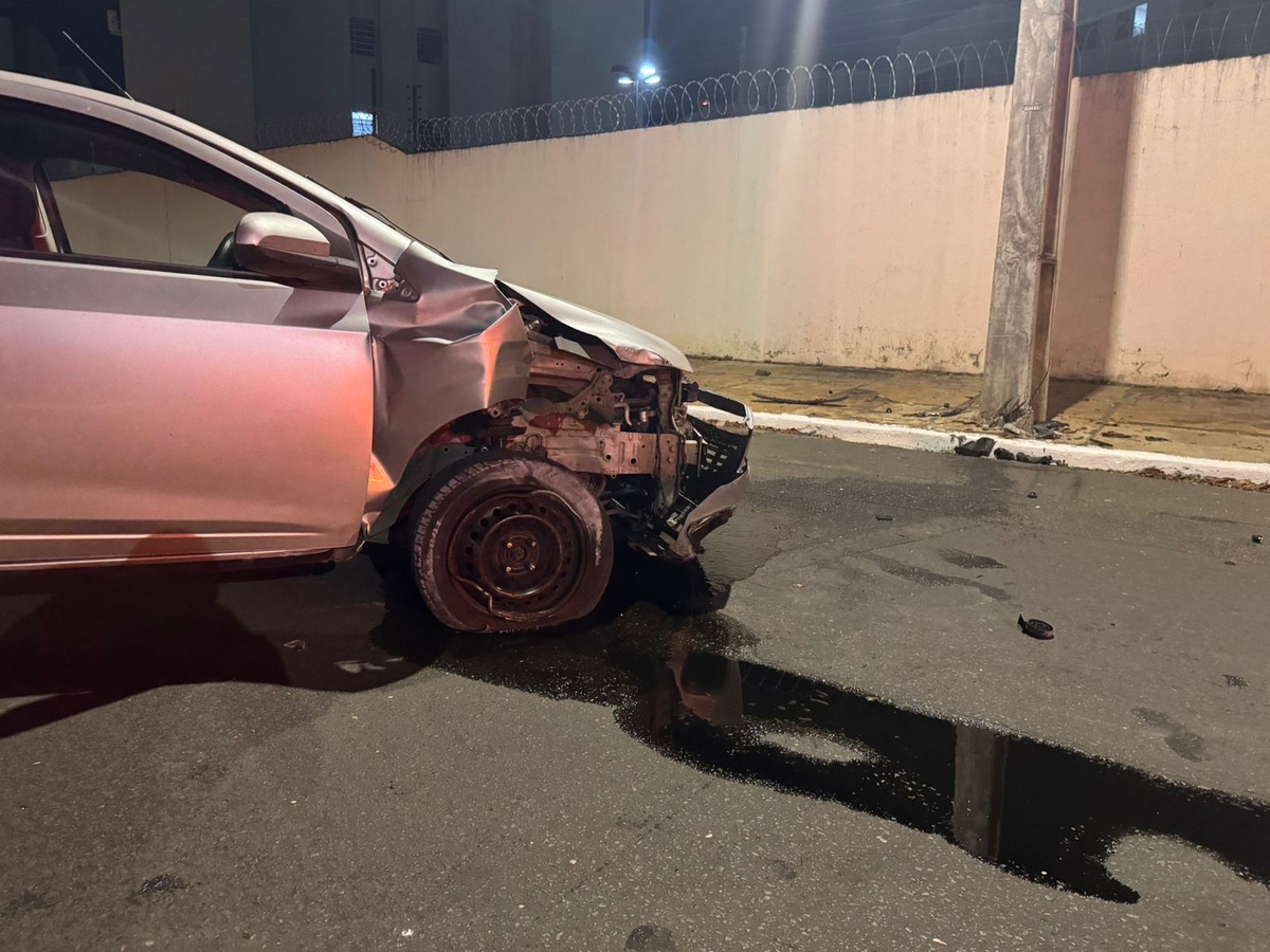 Mulher bate carro em poste na zona Leste de Teresina; criança fica ferida