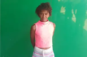 Mulher é presa com drogas dentro de bolsa no bairro Piauí, em Parnaíba (Foto: Divulgação/PMPI)