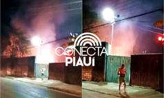Garagem de ônibus escolares pega fogo na zona Norte de Teresina Garagem de ônibus escolares pega fogo na zona Norte de Teresina