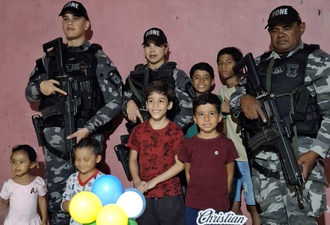 PM faz surpresa em festa de criança autista fã da corporação em Teresina