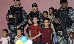 PM faz surpresa em festa de criança autista fã da corporação em Teresina