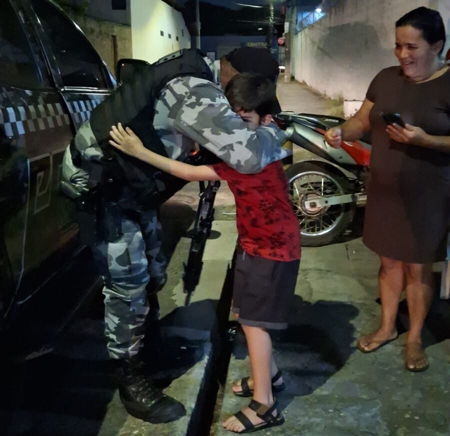 PM faz surpresa em festa de criança autista fã da corporação em Teresina