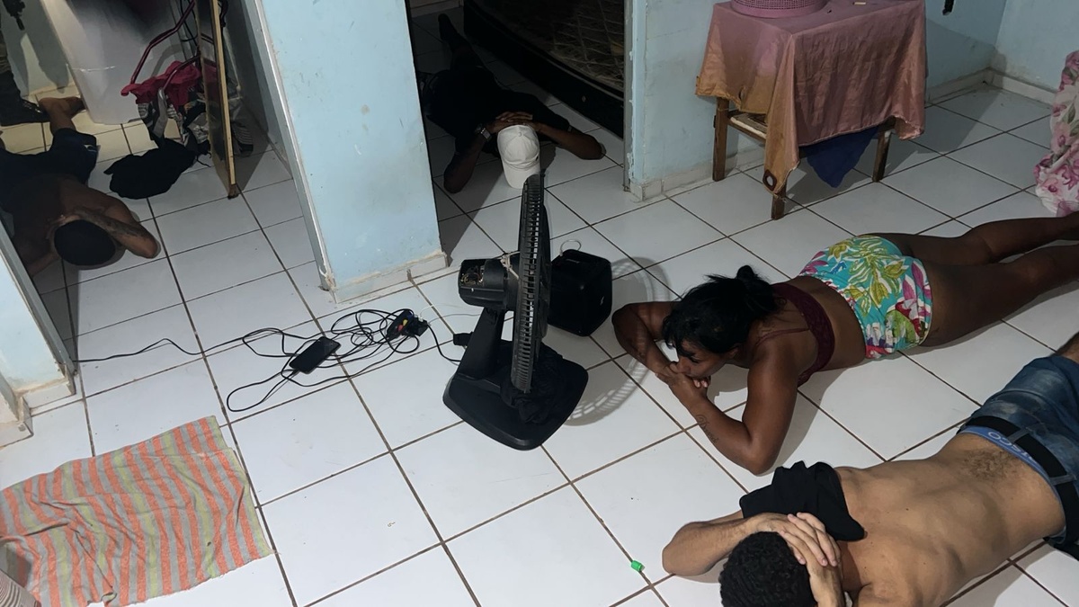 Polícia apreende dois menores e prende casal com drogas no Torquato Neto