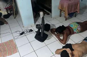 Polícia apreende dois menores e prende casal com drogas no Torquato Neto (Foto: Repórter 12/Conecta Piauí)