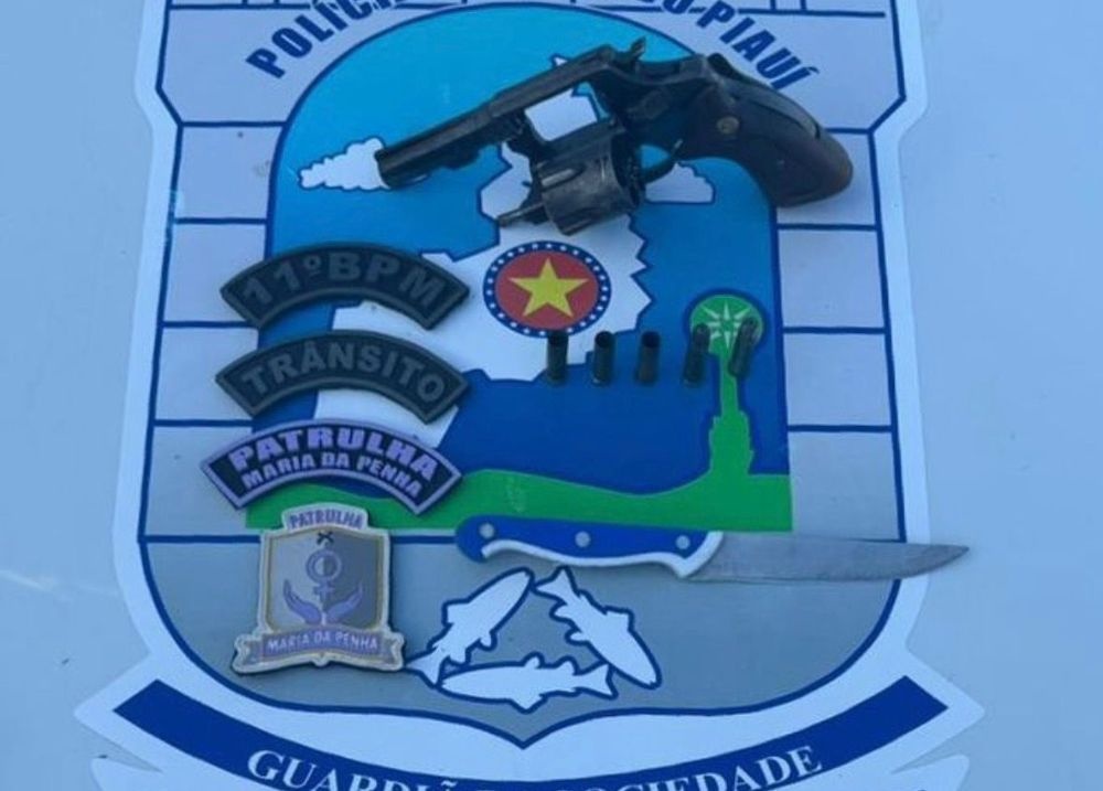 Polícia apreendeu pistola e faca