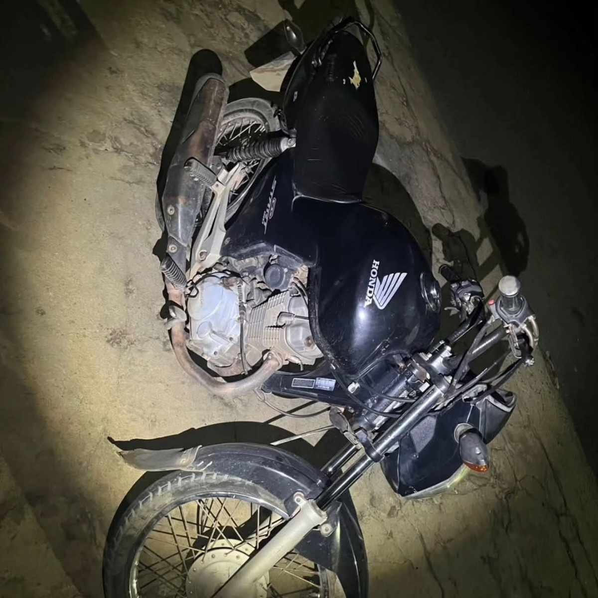 Polícia Militar prende dupla armada com motocicleta roubada em Luzilândia