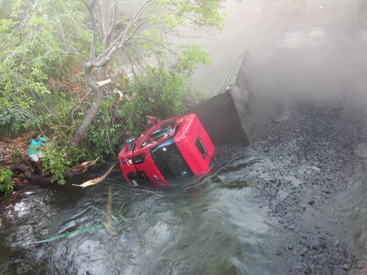 Ponte de madeira desaba no Maranhão e caminhão cai em rio
