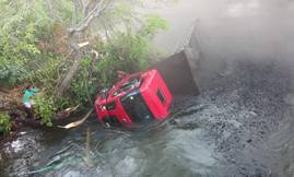 Ponte de madeira desaba no Maranhão e caminhão cai em rio (Foto: Reprodução)