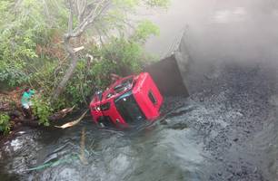 Ponte de madeira desaba no Maranhão e caminhão cai em rio (Foto: Reprodução) Ponte de madeira desaba no Maranhão e caminhão cai em rio (Foto: Reprodução)