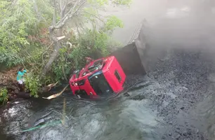 Ponte de madeira desaba no Maranhão e caminhão cai em rio (Foto: Reprodução)