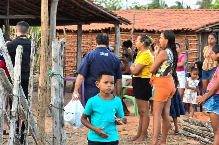 Portais Conecta Piauí e R10 realizam  ação social em comunidade carente de Nazária