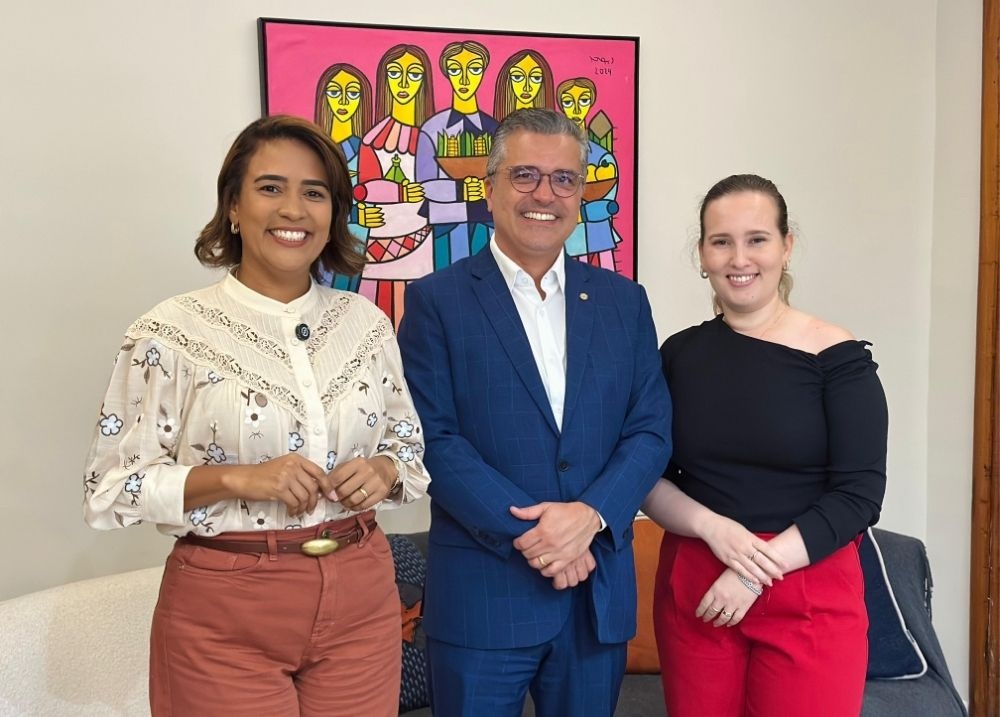 Prefeita Camila Barbosa participa de reunião na SEAD sobre o projeto Casa Legal