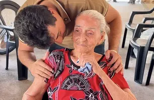 Prefeito Dr. Wilton entrega cadeiras e andadores a pessoas com deficiência (Foto: Reprodução)