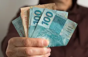 Prefeito Juvenal Silva anuncia pagamento do 14º salário da Educação em Parnarama (Foto: Reprodução)