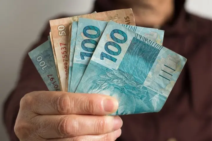 Prefeito Juvenal Silva anuncia pagamento do 14º salário da Educação em Parnarama