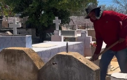 Prefeitura de Dirceu Arcoverde realiza limpeza e capina no Cemitério Municipal