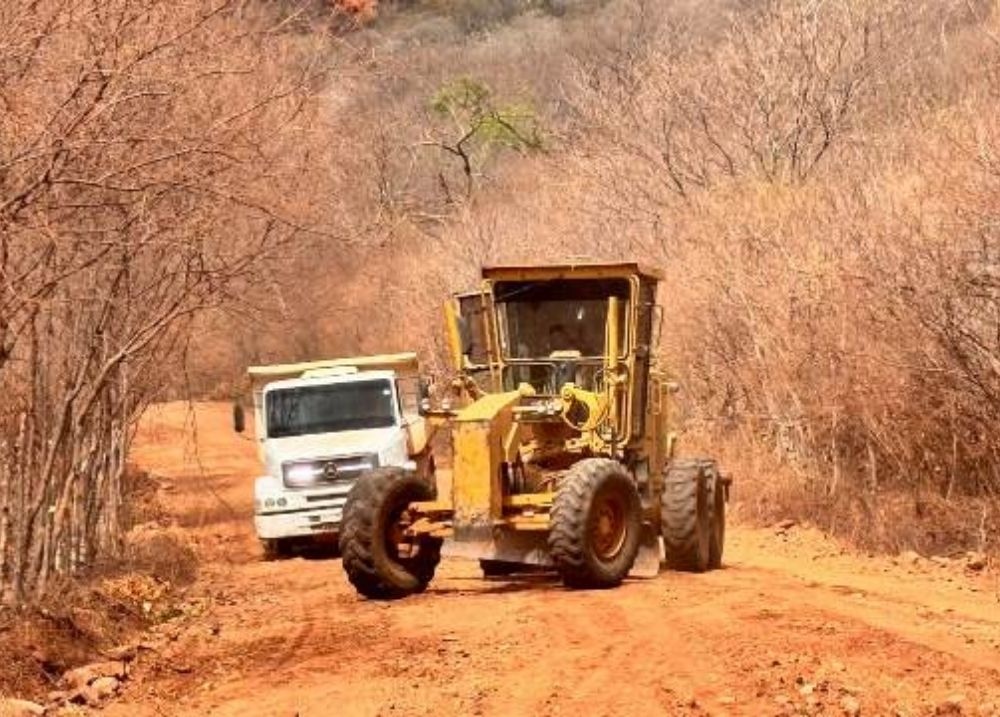 Prefeitura de Picos avança na recuperação de 28 km de estradas na zona rural